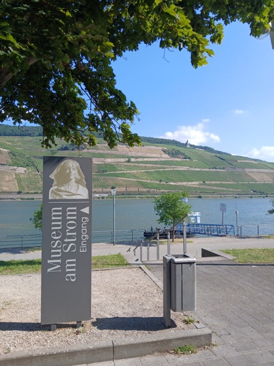 Blick auf den Rhein mit Eingangstafel für das "Museum am Strom" Bild "KtK/KtK_1.jpg"