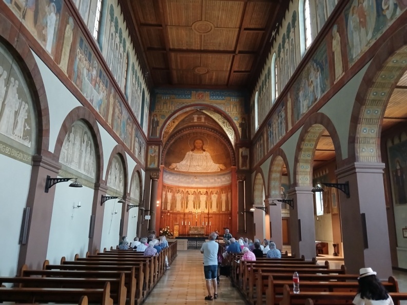 Klosterkirche Eibingen - Blick durch das Hauptschiff in den Chorraum Bild "KtK/KtK_3.jpg"