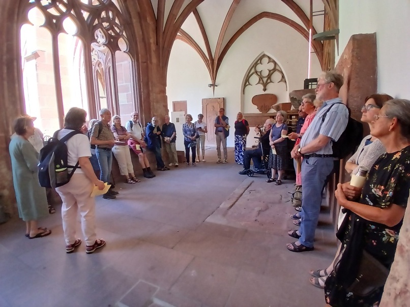 Die Teilnehmer der Varanstaltung im Kreuzgang des Mainzer Doms Bild "KtK/KtK_6.jpg"
