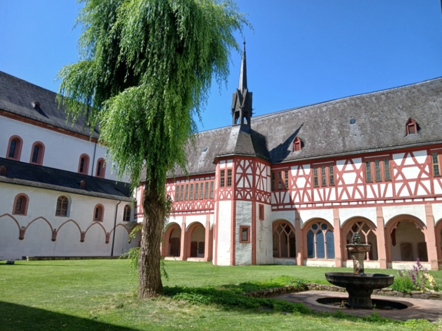 Kloster Eberbach, Innenhof mit Brunnen, Blick auf den Kreuzgang Bild "KtK/KtK_7.jpg"