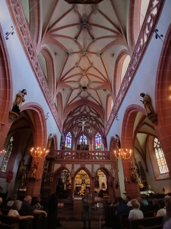 Kirche Valentinus und St. Dionysius - Blick über die gotischen Decke zum Hauptaltar Bild "KtK/KtK_8.jpg"