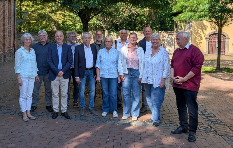 Der Führungskreis bei seiner Tagung am 26./27.9.2026 im Pfarr- und Kulturzentrum Pützchen / St.Adelheid in Bonn / Beuel
von links:
Andrea Richter, Arno Leicht, Hans-Martin Meckel, Thomas Berg,Thomas Schneider, Arno Leicht, Bernd Pierschke, Ulla Bongard, Ansgar Sehr, Paula Overbeck, Sebastian Erpenbeck, Ulrike Sahm, Georg Ott-Stelzner (es fehlt Kelley Marie Sundin-Donig) Bild "FK_2026.jpg"